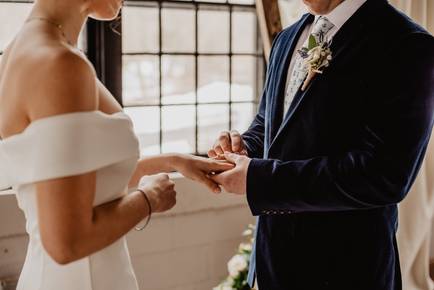 Quelle: Foto von Emma Bauso: https://www.pexels.com/de-de/foto/frau-und-mann-halten-sich-gegenseitig-die-hande-2253842/, Pexels Hochzeit: Frau und Mann halten sich gegenseitig die Hände